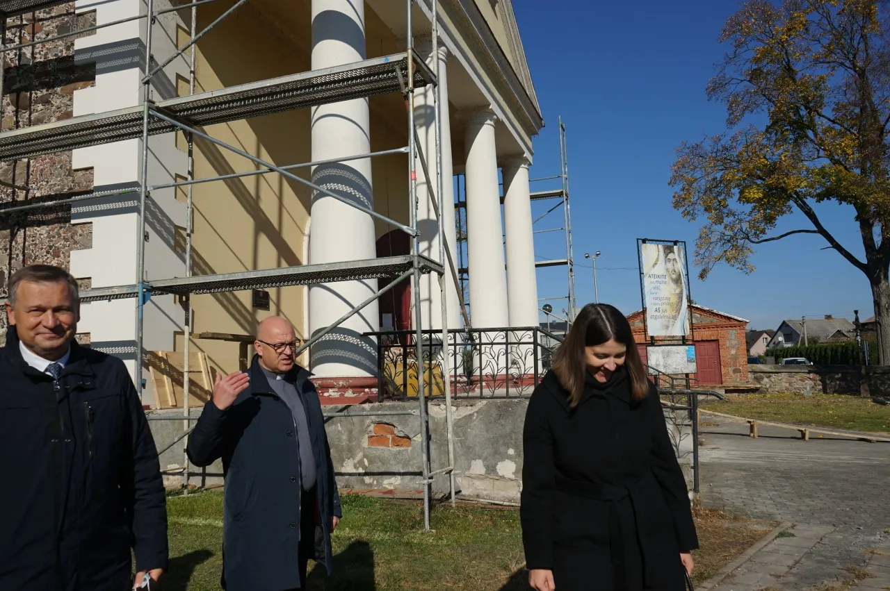 meras prie baznycios scaled