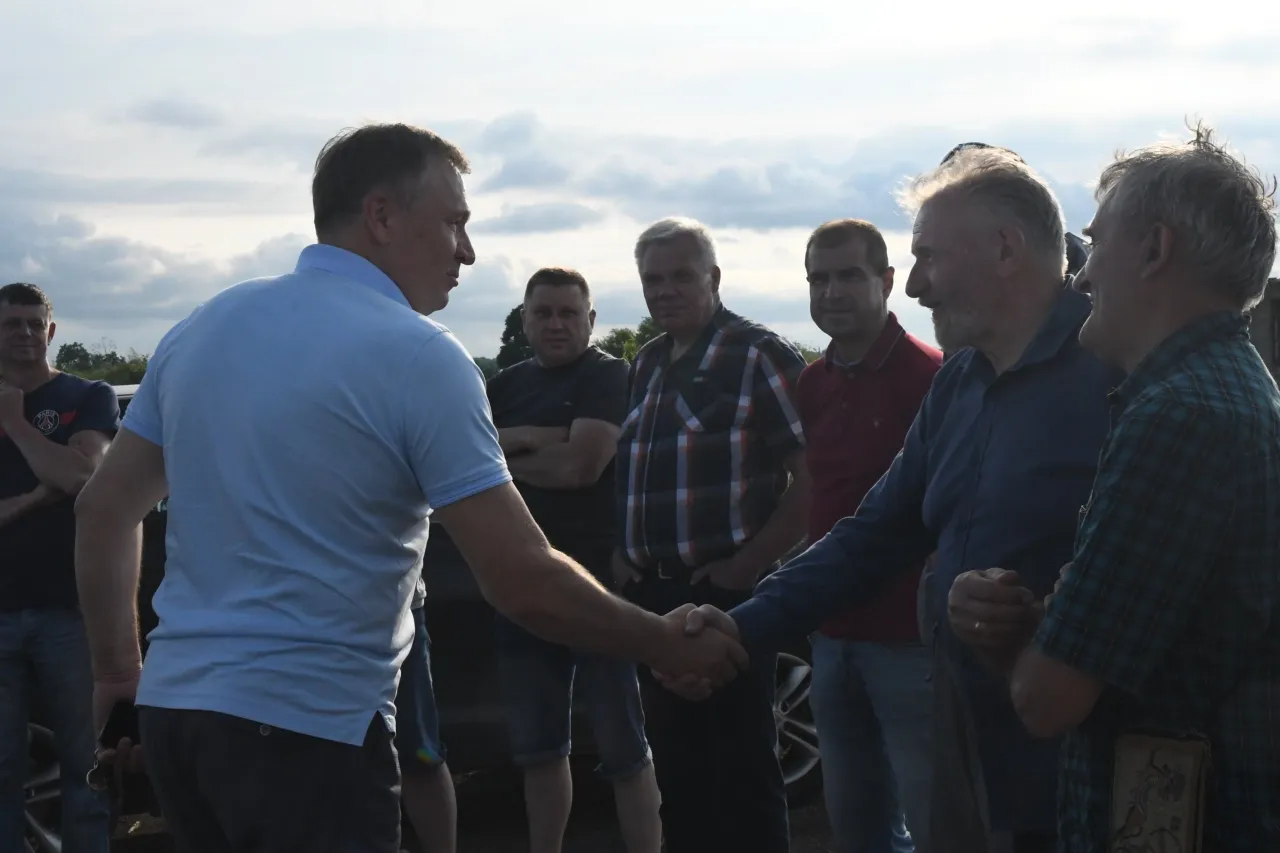 meras susitiko su ultralengvuju orlaiviu pilotais scaled