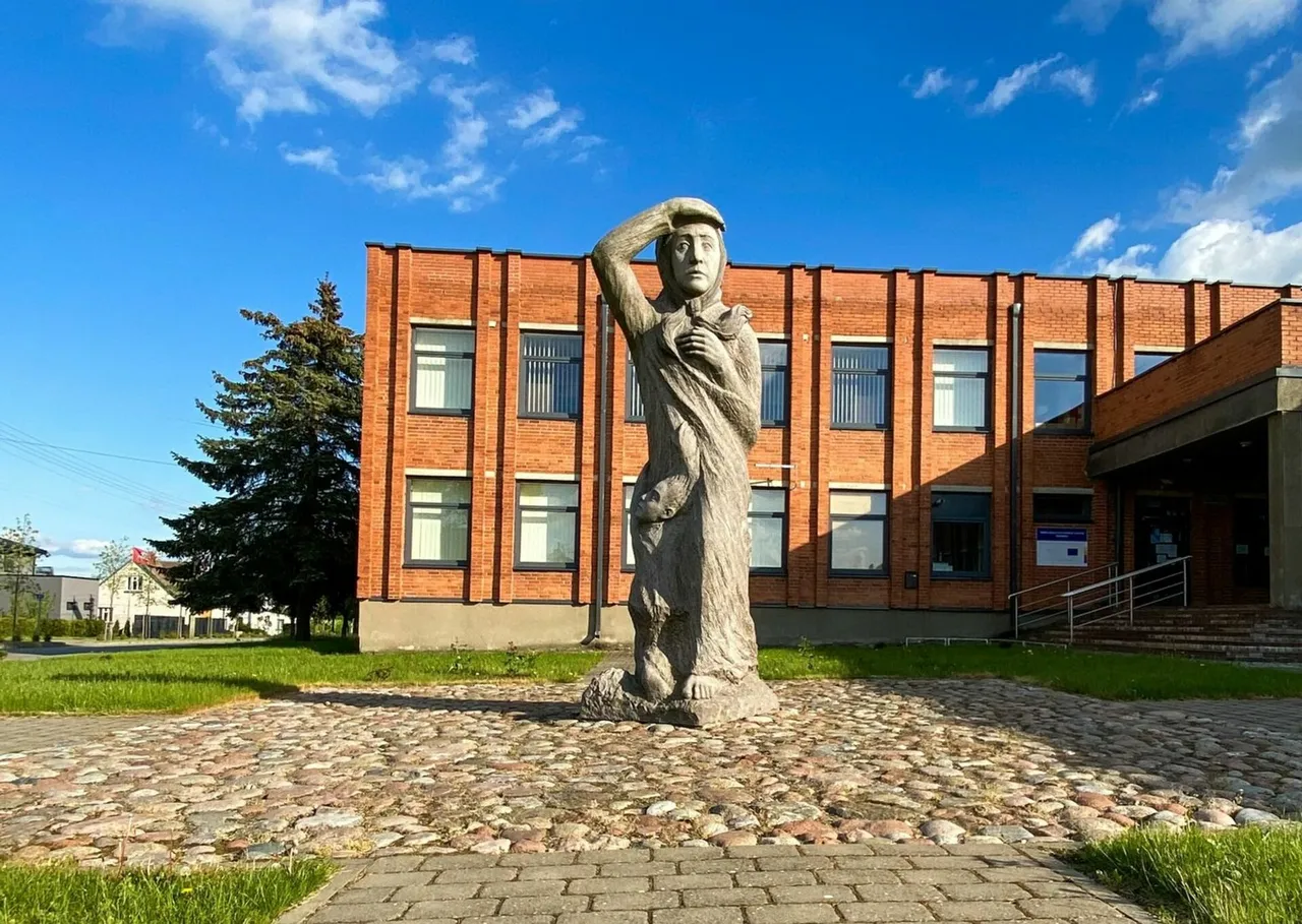 paminklas po pasauli isblaskytiems simno krasto vaikams autor a kmieliauskas