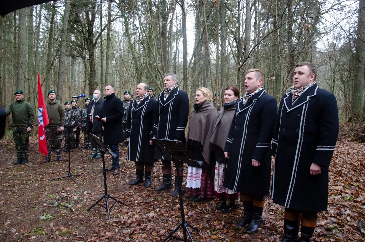 partizanu dainas atliko alytaus rajono kulturos centro darbuotojai