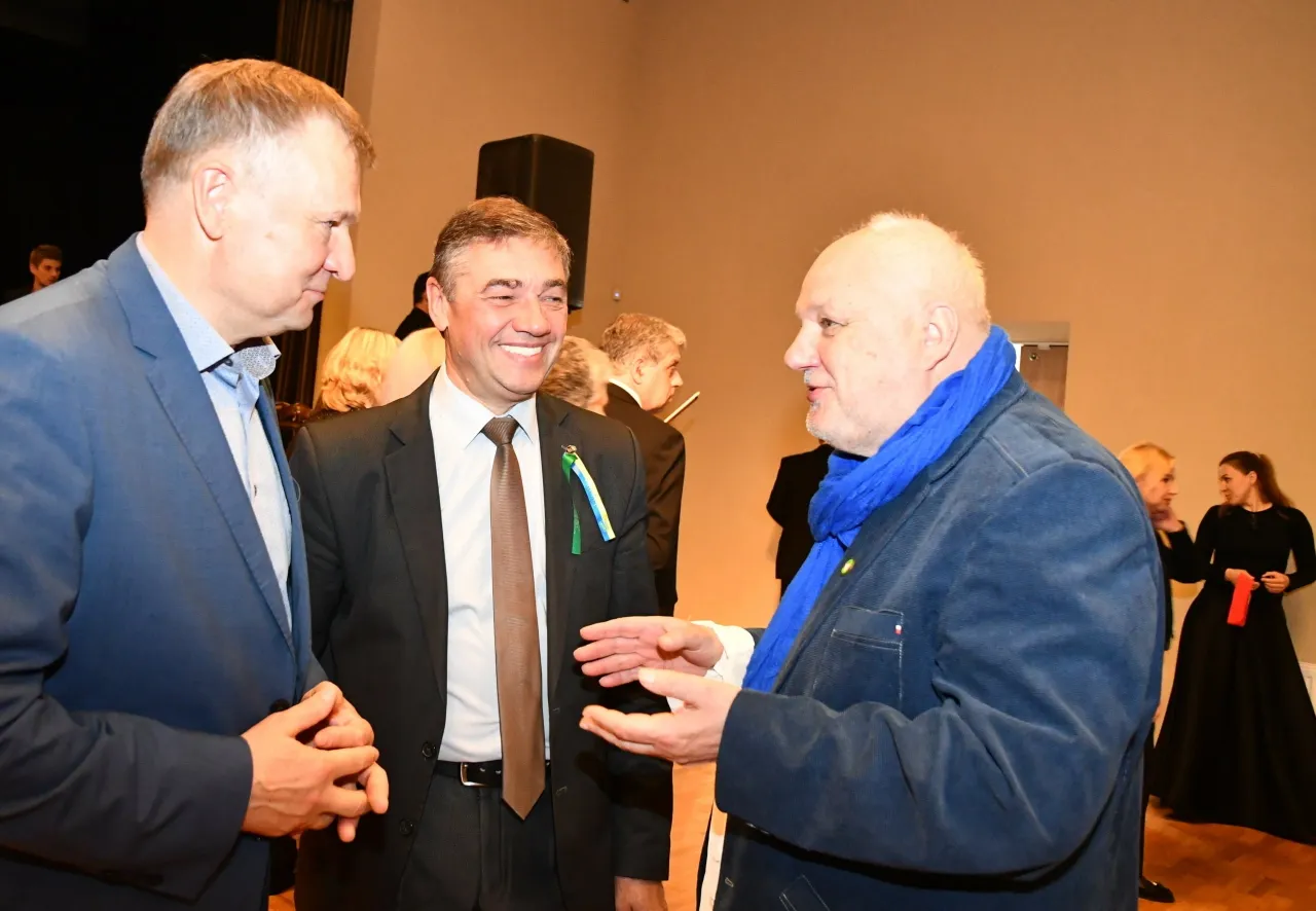 pertraukos metu meras a vrubliauskas charkivo teatro vadovas o oriscenka vakaro svecias j dautartas scaled