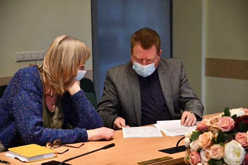 pivasiunu ir punios seniunai tariasi del seniuniju apzeldinimo