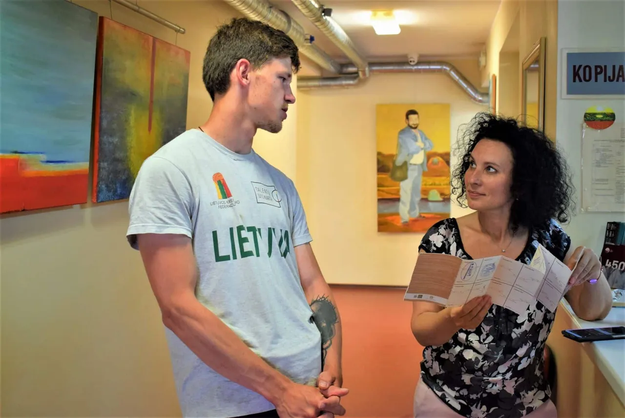 pokalbis apie kelione kuriai pakako vienos poros batu jurgi kuncina ir jo kuryba piligrimas gytis ir vida grismanauskiene foto ilona krupaviciene