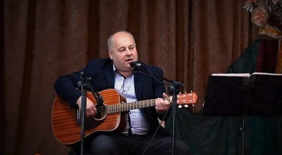 seniunas arunaniunijos renginiuose groja gitara dainuoja