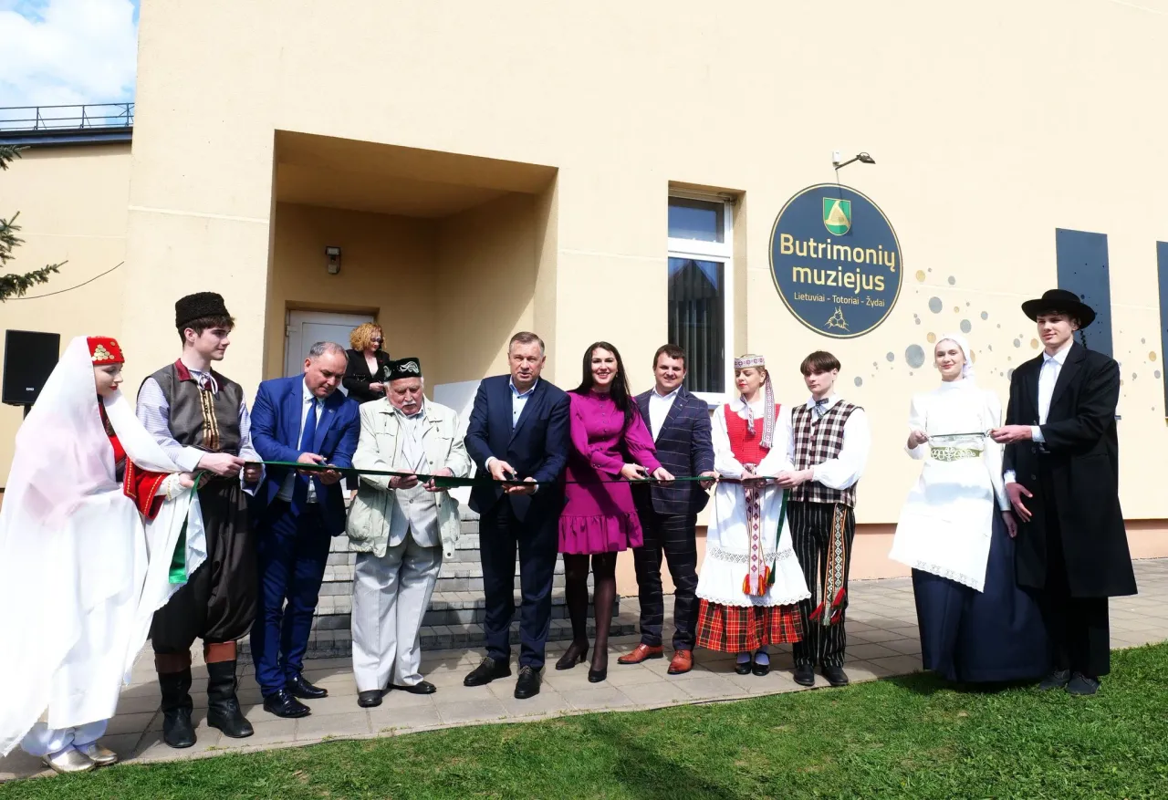 simboline butrimoniu muziejaus atidarymo juostele perkirpo rajono meras a vrubliauskas savivaldybes administracijos direktore gintare jociunskaite butrimoniu gimnazijos direktorius v valvonis jpg