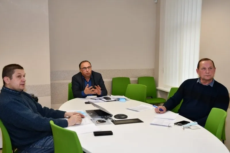 stalo pratyboms vadovavo savivaldybes administracijos direktoriaus pavaduotojas virgilijus pranskevicius nuotr centre