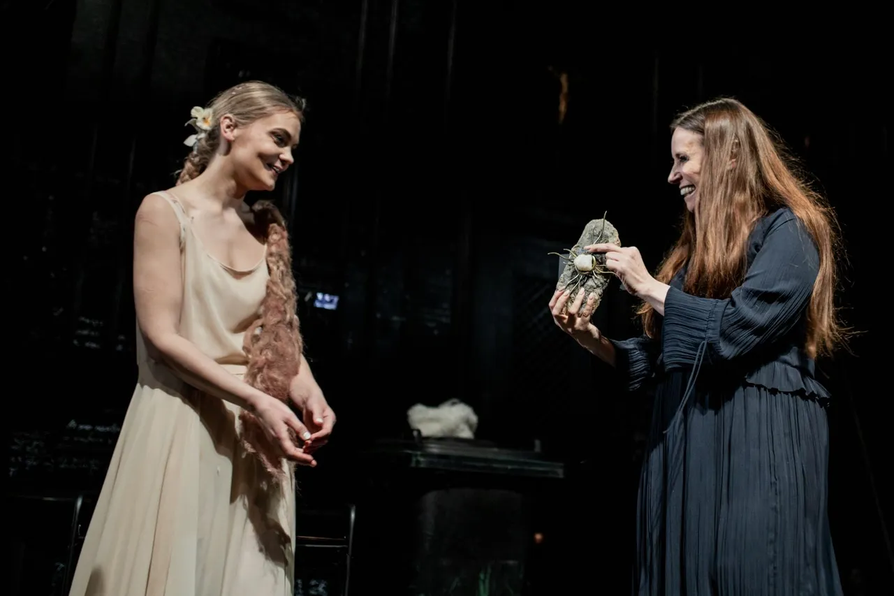 teatrakmenis andrai kavaliauskaitei iteikia inesa pilvelytemiskomote 37