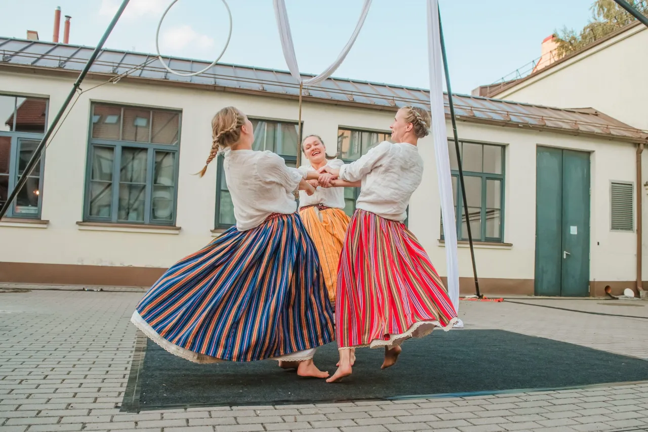 trys seserys iii foto dainius putinas scaled