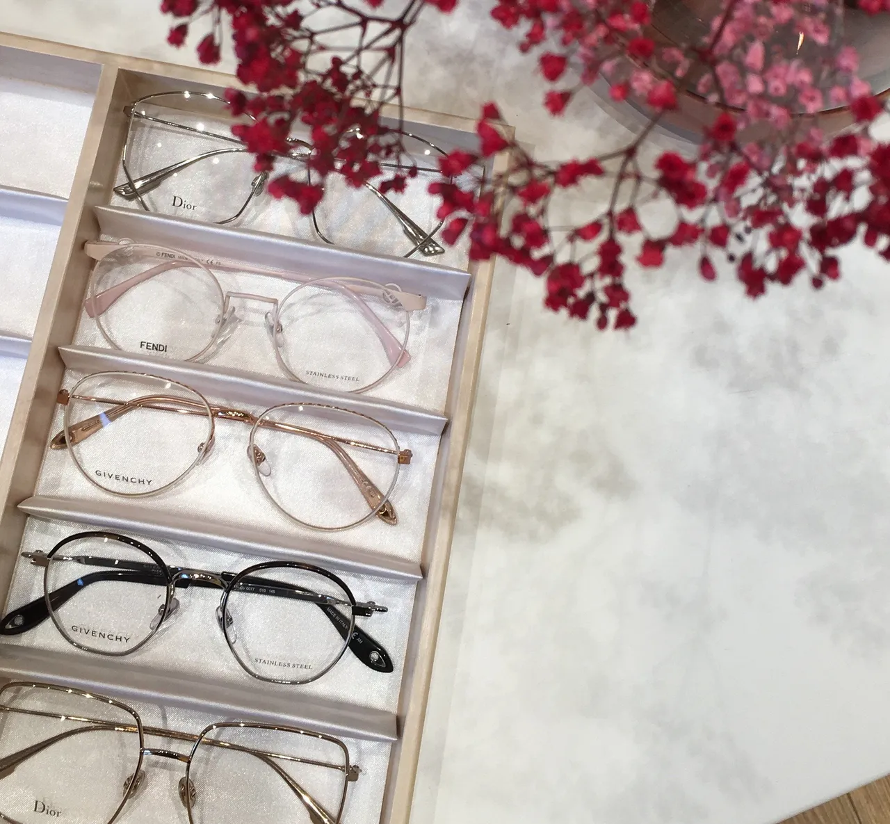 vardiniai akiniu remeliai