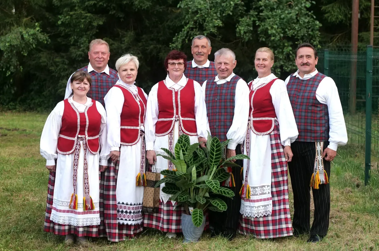 vytautas mikielionis su zmona soka liaudies sokiu kokeltyvuose jpg