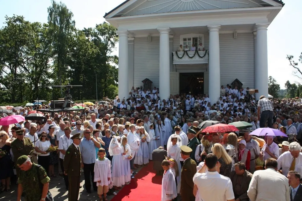 zoline i pivasiunus susaukia minias maldininku