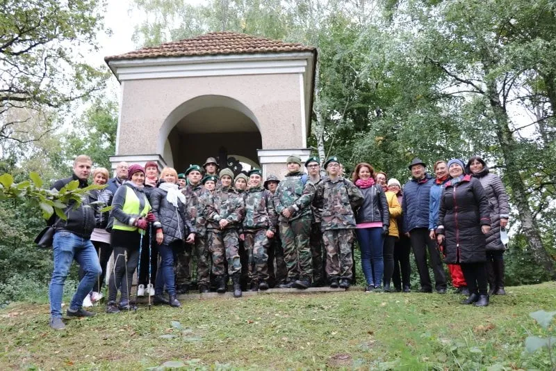 zygio odiseja po piliakalnius dalyviai ant olakalnio
