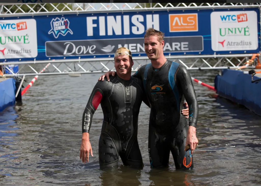pieter van den hoogenband en maarten van der weijden bij de finish vorig jaar foto amsterdam city swim