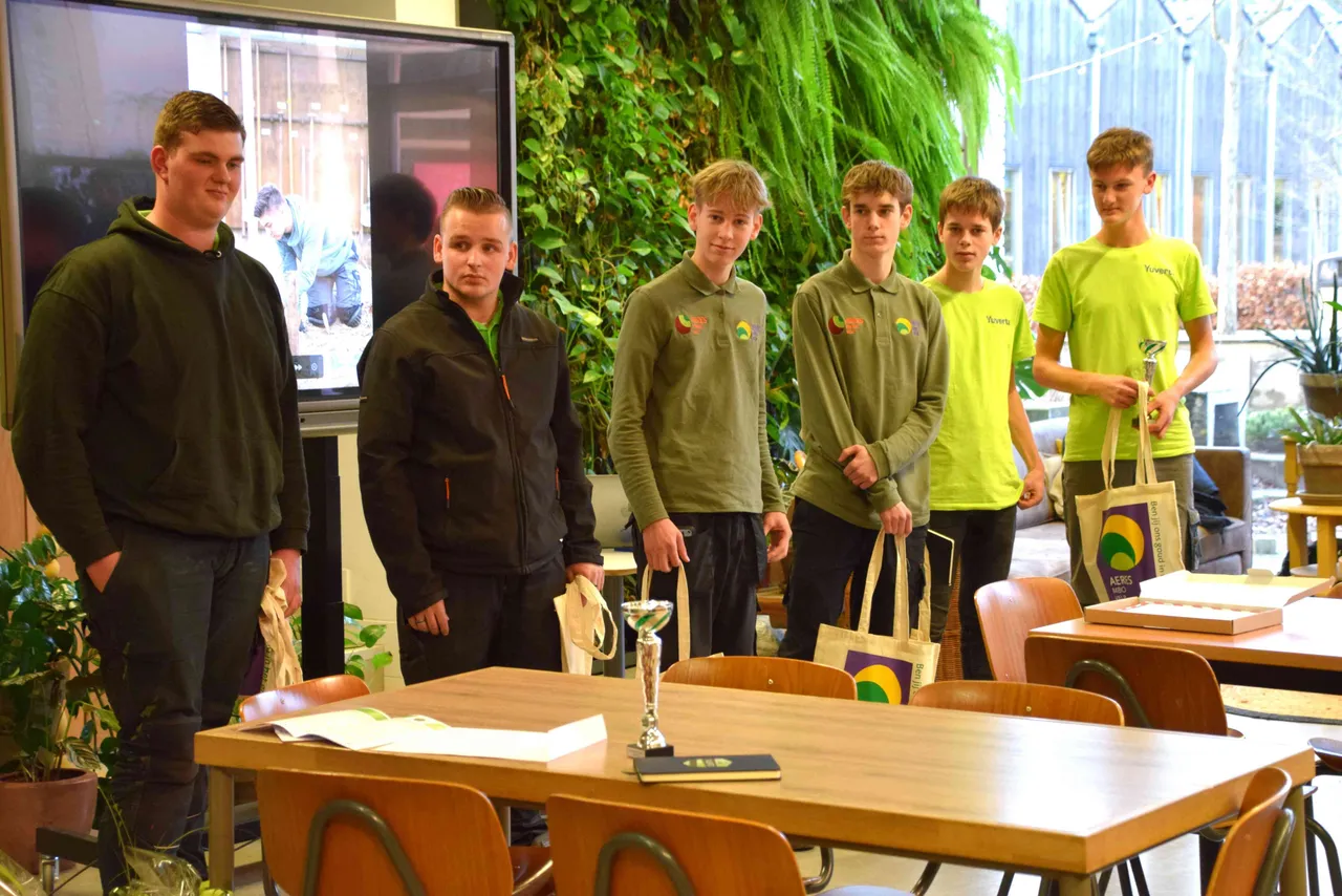 aeres vmbo velpdrie beste teams skills talents tuinaanleg met rechts de winnaars en midden team aeres vmbo velp die tweede werden fotograaf marjanne eikelboom 1