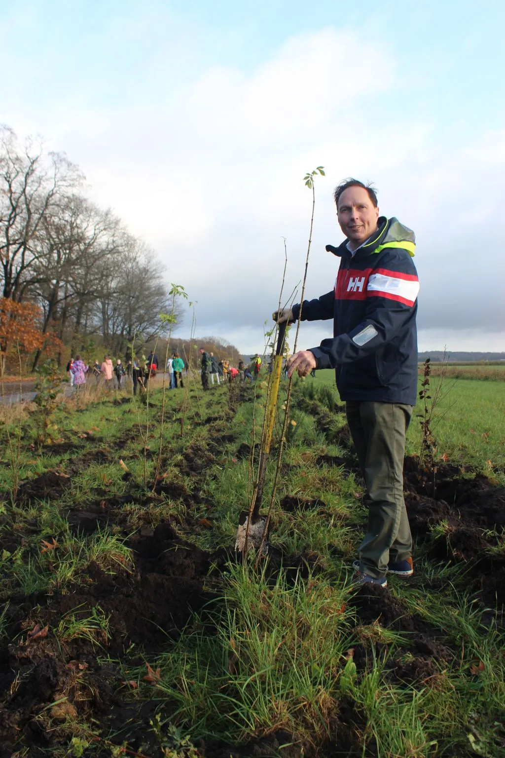boomfeestdagwethouder marco van der wel plant mee op boomfeestdag
