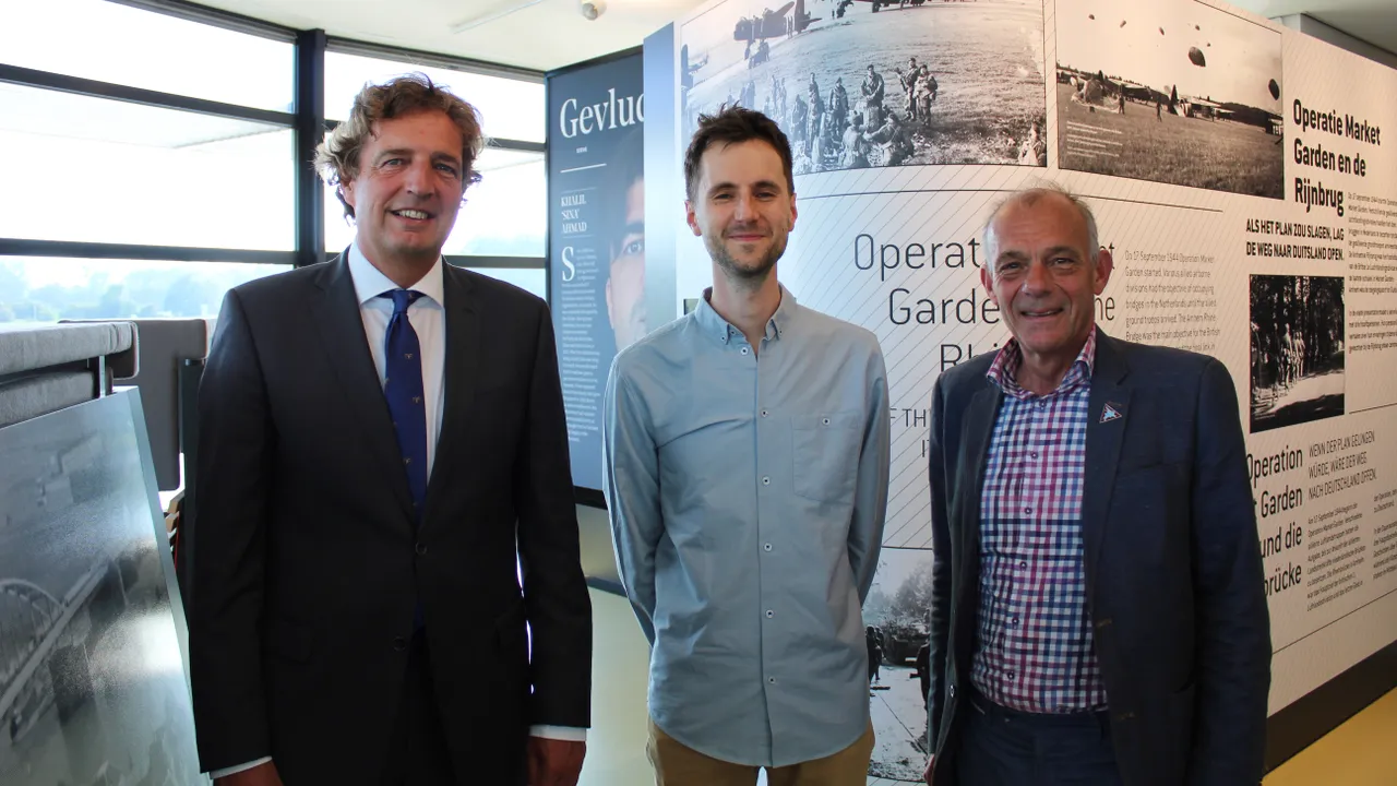 burgemeester renc3a9 verhulst kunstenaar tim breukers en ed van seters militair historisch informatiepunt ede