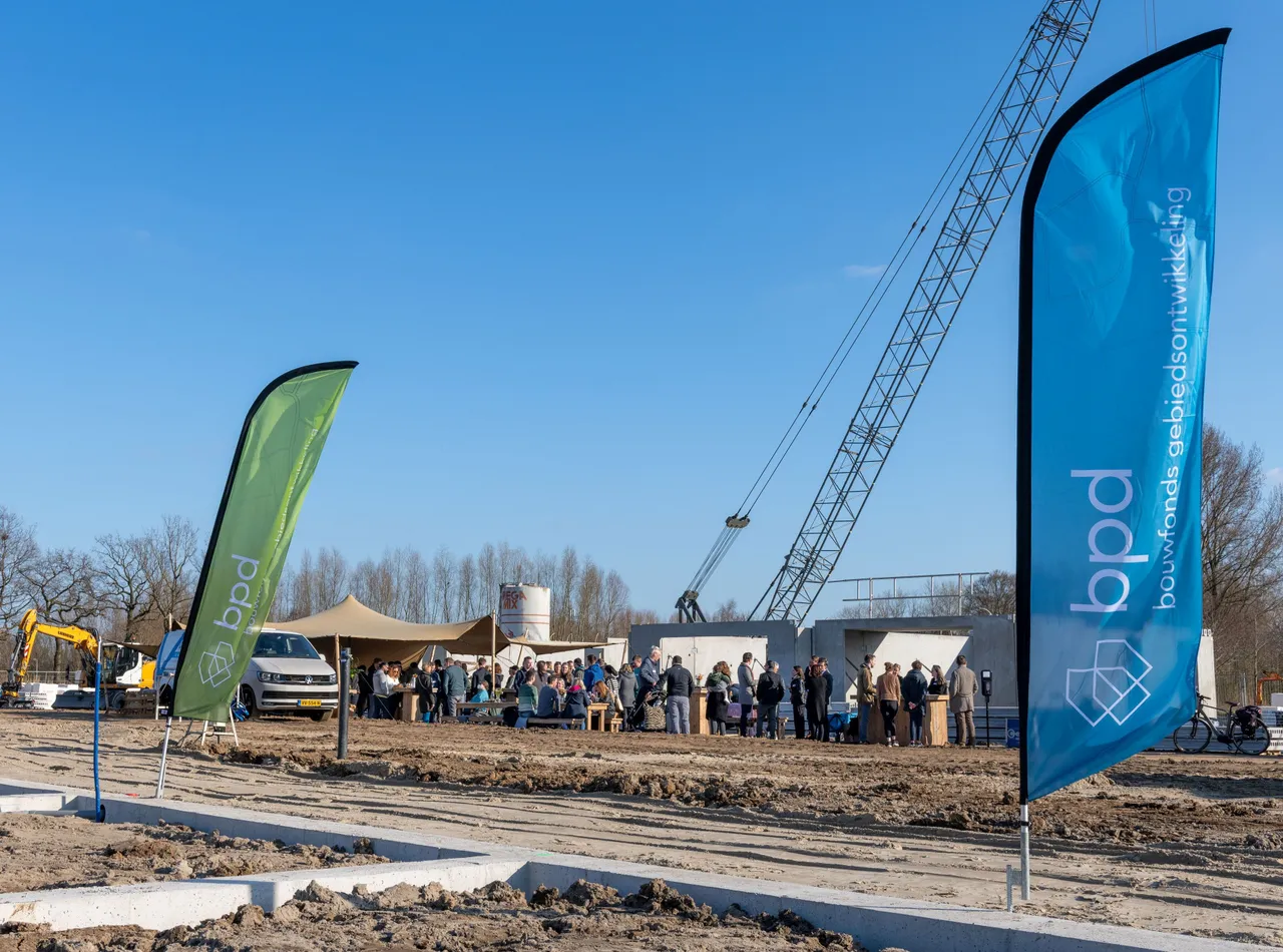 foto 3 de buren ontmoeten elkaar op de kavels van hun toekomstige woningen