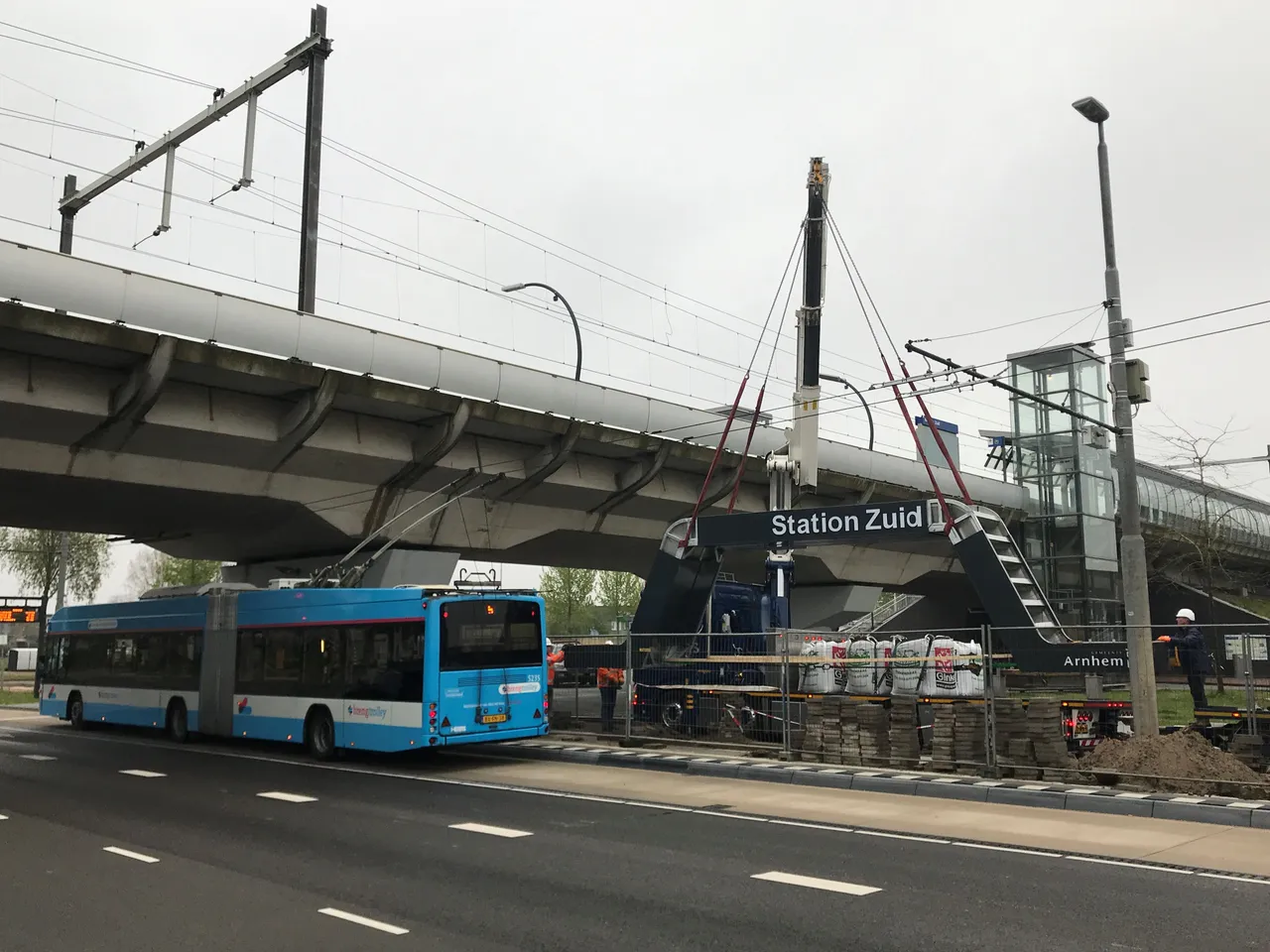 groene bushalte arnhem zuid wordt geplaatst