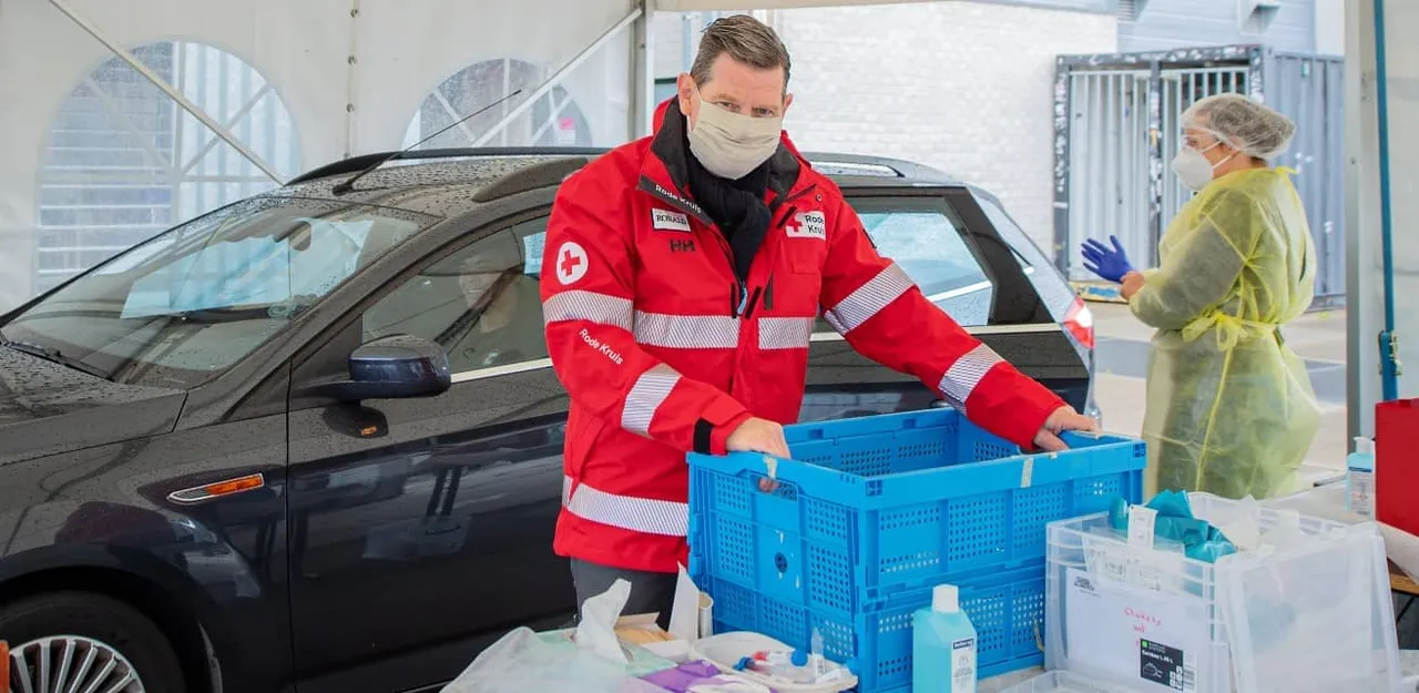 rode kruis vrijwilliger helpt in een corona teststraat