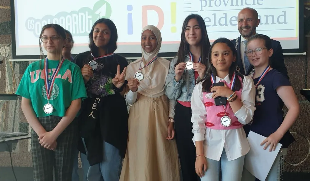 scholierendebatteren20230604 001233 winnaars mozai ek marcouch 2e prijs podium