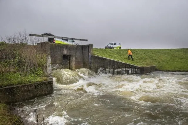 waterschap rivierenlandinlaat vanbuitenpolder bij huissenpav 0762 kl 3