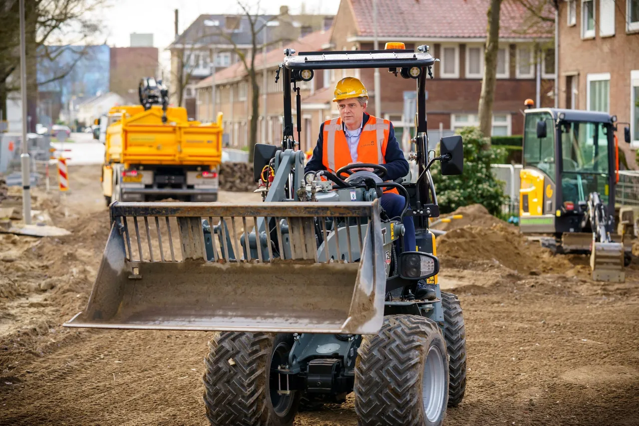 wethouder roeland van der zee op knikmops lr