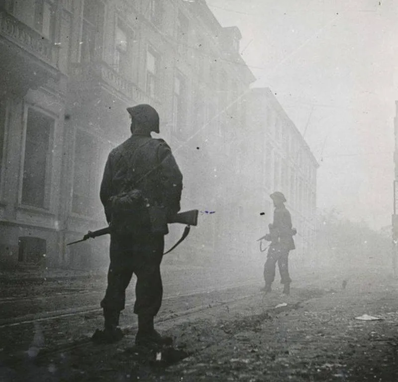 iwmbritse militairen trekken op door de utrechtsestraat onder dekking van een rookgordijn