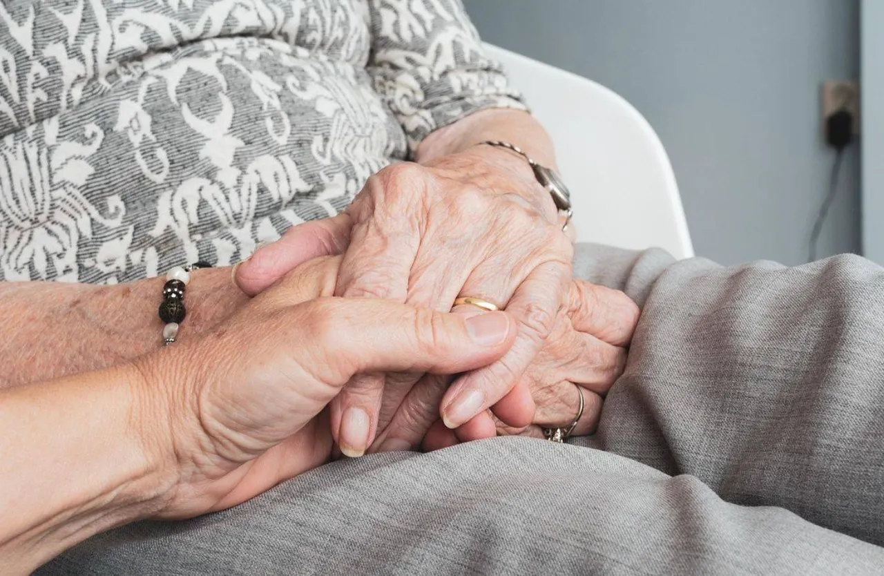 Pixabay.mantelzorgers.hands