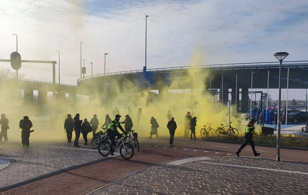 Klimaatdemonstratie.Rookbommen werden in de richting van de demonstranten gegooid