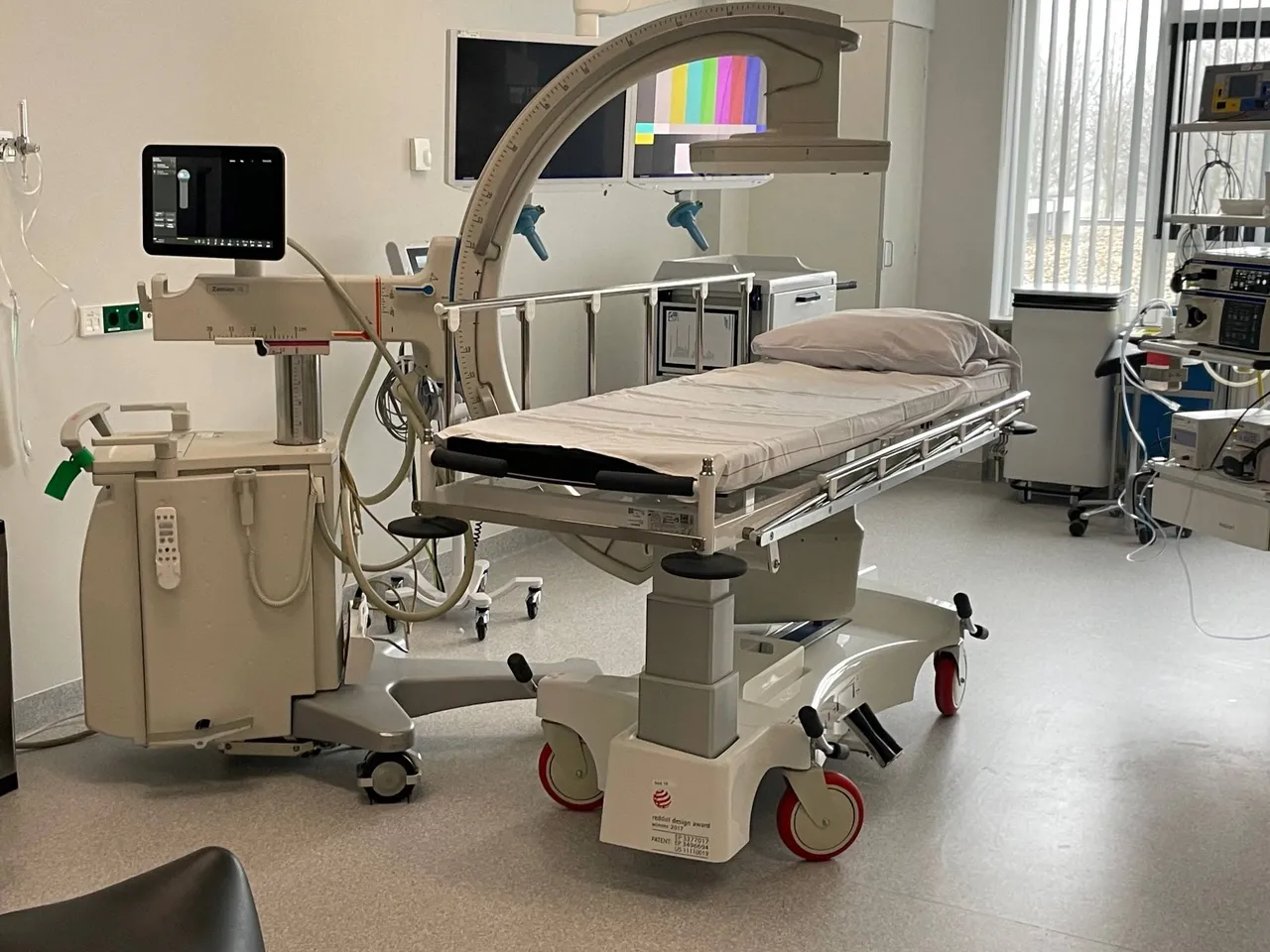 De nieuwe röntgenkamer is ontworpen met een duidelijke focus: efficiëntere zorg met meer comfort en privacy. Waar patiënten voorheen voor onderzoek naar de afdeling radiologie moesten worden gereden, kan nu alles op één plek gebeuren.&nbsp;