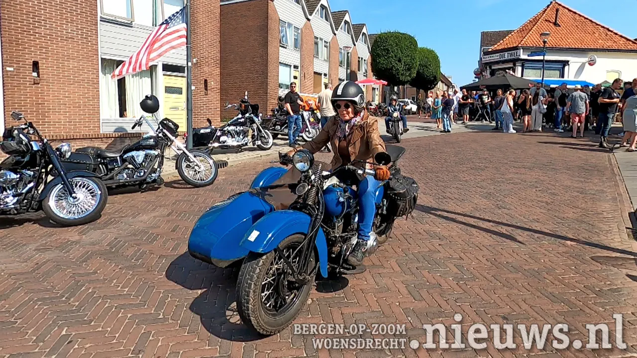 Antieke Harley zijklepper met zijspan