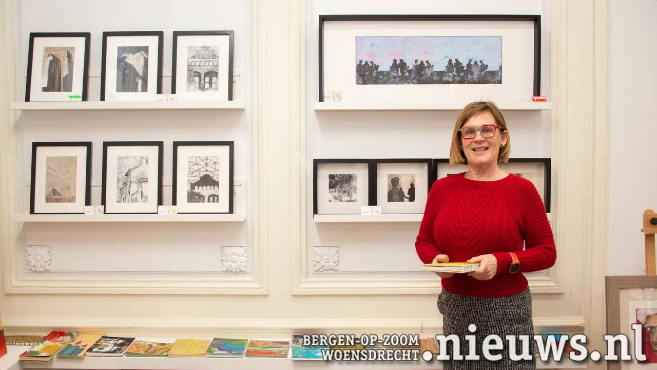 Trudie Snijders in de galerie bij enkele van haar werken<br>