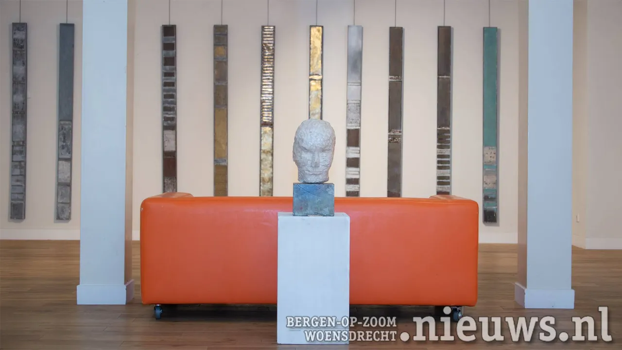 De hangende metalen objecten van Glenn Priester