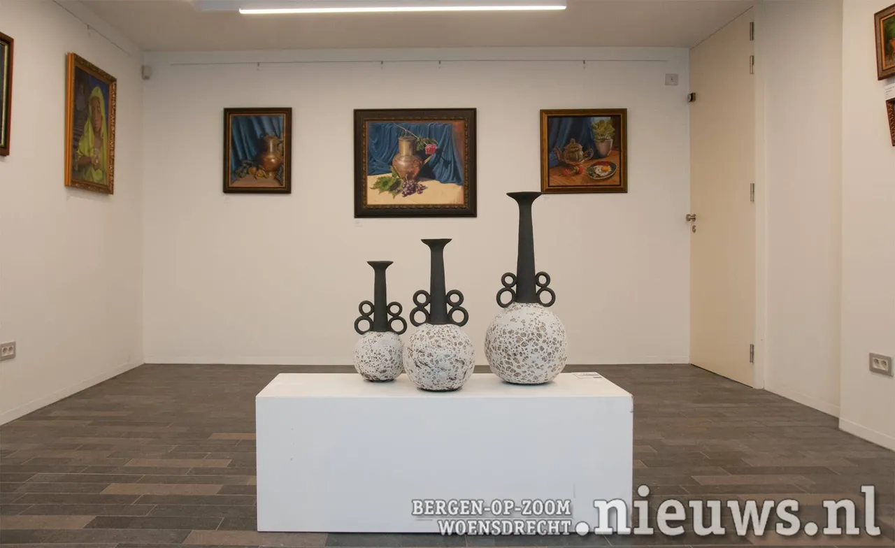 Schilderijen van Suzana Jovanovic en keramiek van Marja Michielsens