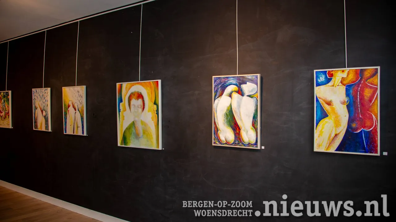 Een aantal van Ada haar werken naast de ingang van Galerie Arsis