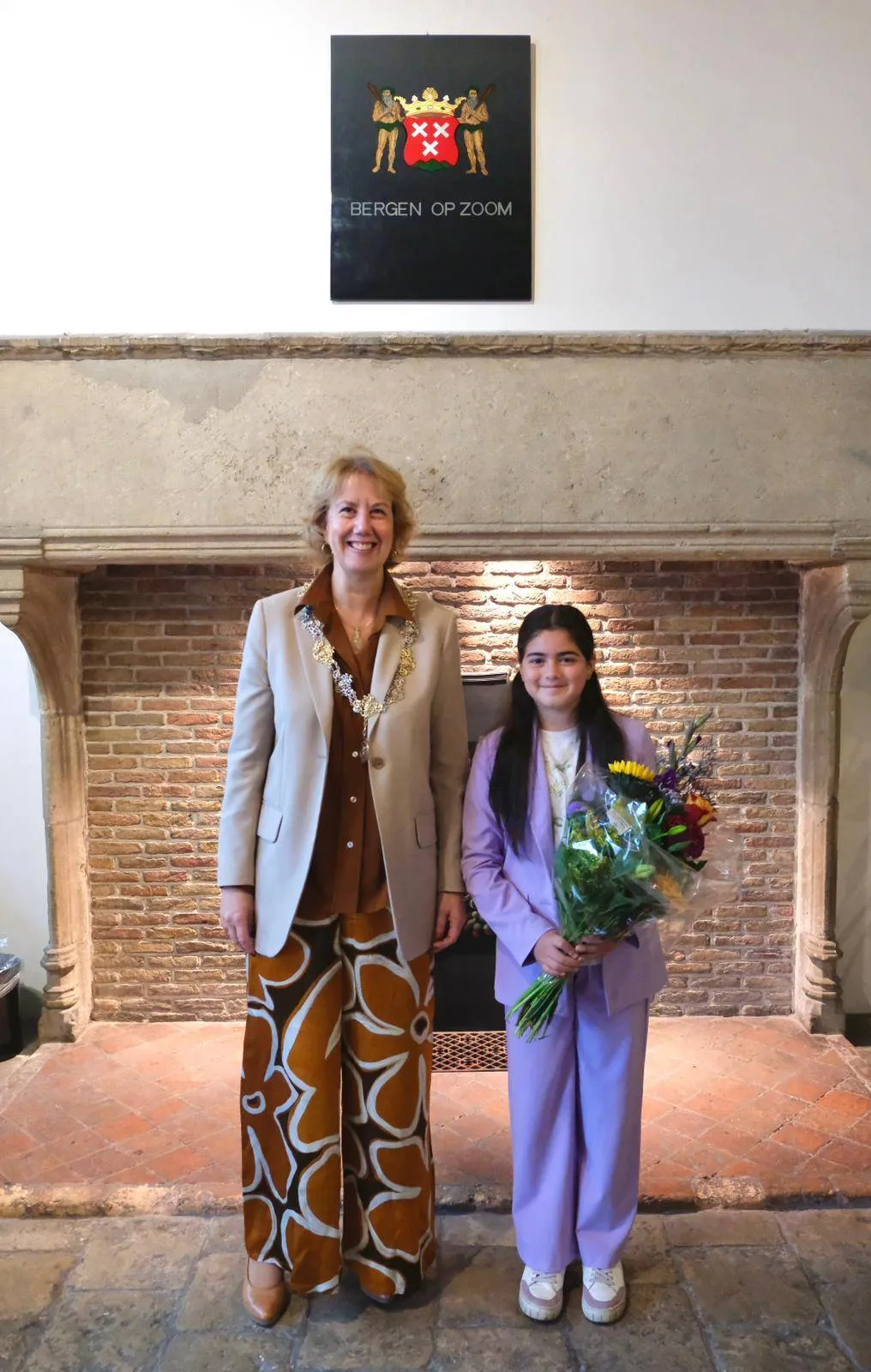 Burgemeester Mulder met de nieuwe kinderburgemeester