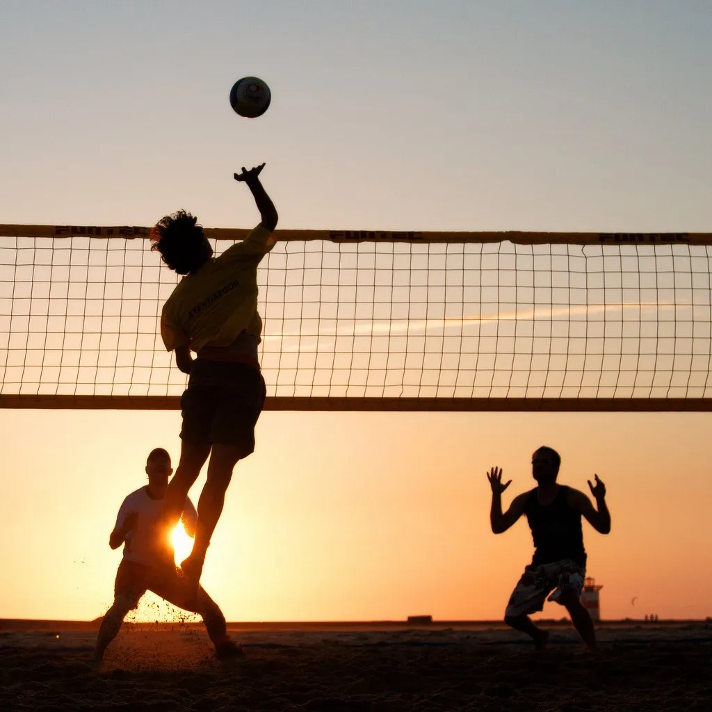 beachvolleybal volleybal zomer strand zonsondergang vrienden hq flickr sander van der wel cc by sa 20