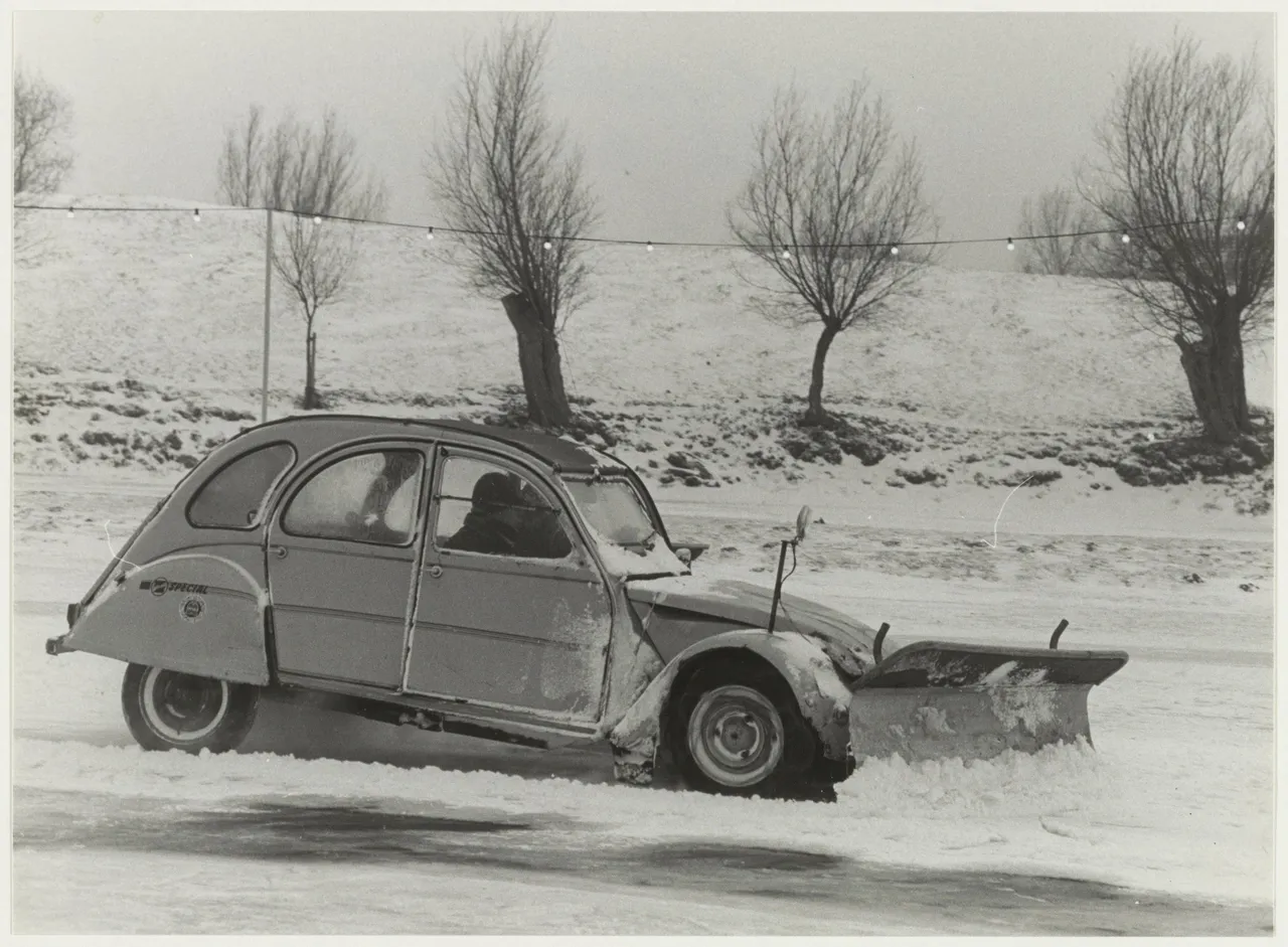 alternatieve sneeuwschuiver lelijke eend aan het werk op de natuurijsbaan nova zembla in spaarndam nl hlmnha 54006856