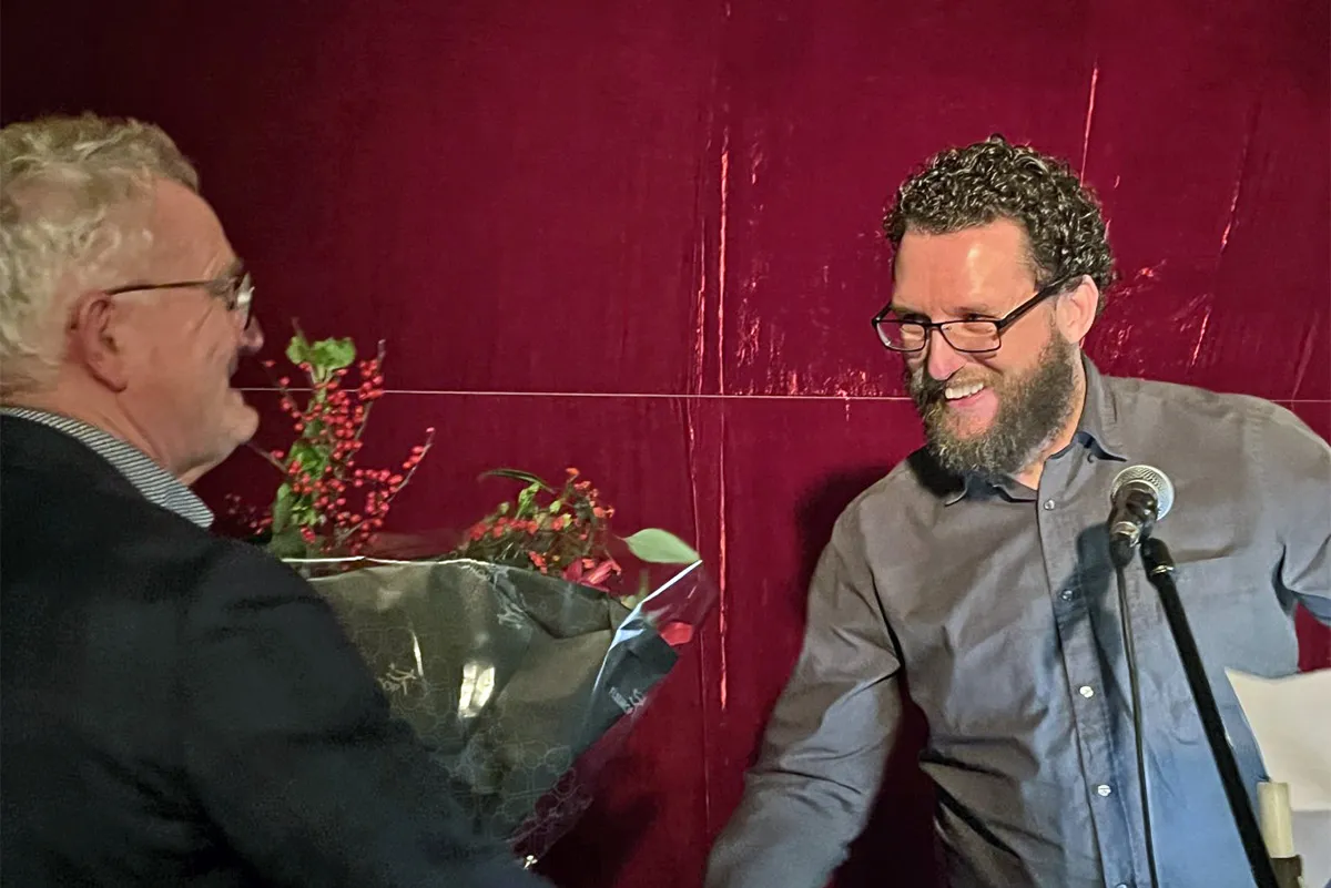 felicitatie stadsdichter 2023 mattijs reinen door wethouder voor cultuur teun jan tabak