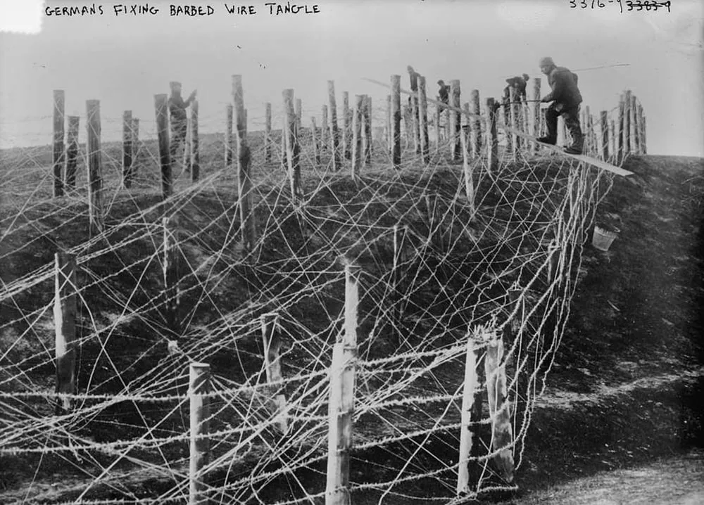 germans fixing barbed wire tangle 653a95 kopieren