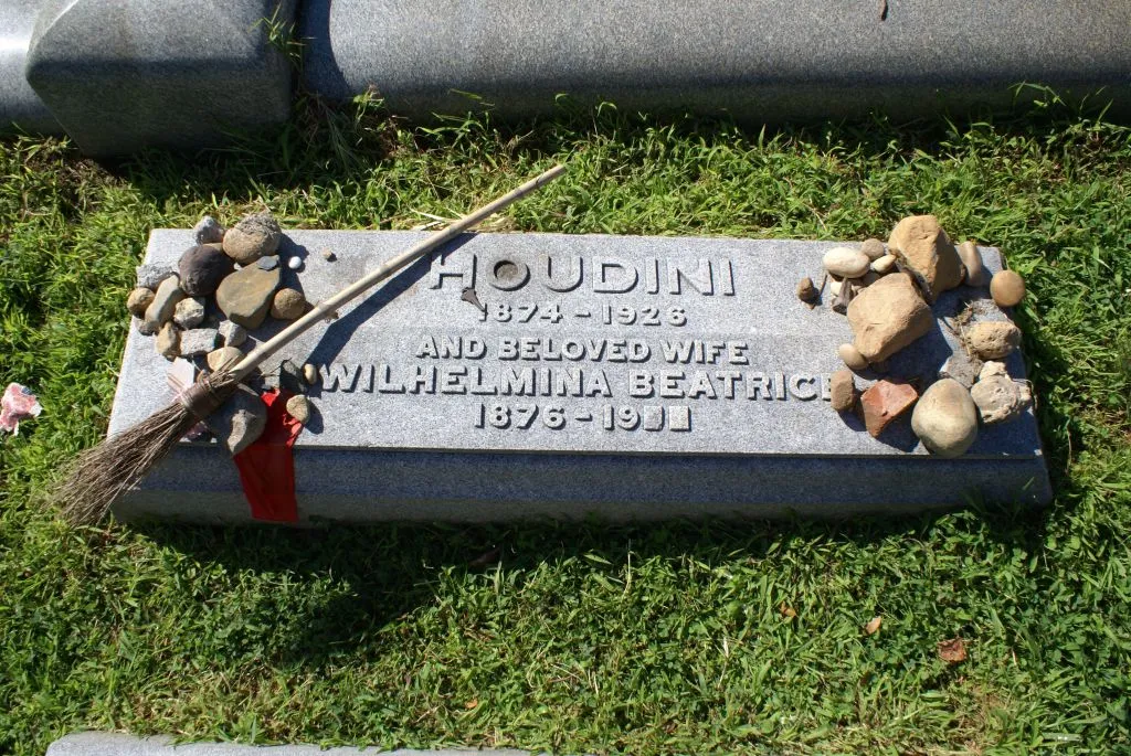 harry houdini grave marker 8 2008