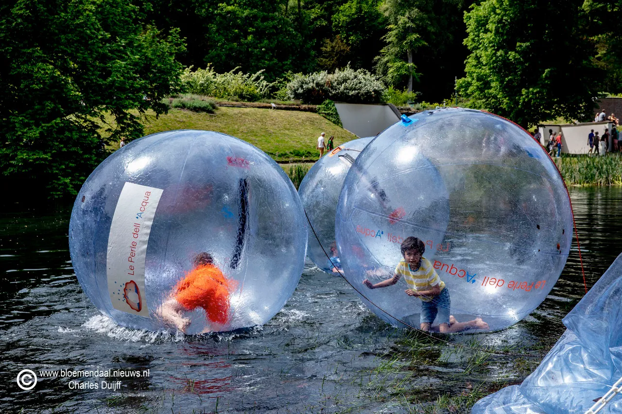 kid in waterbollen