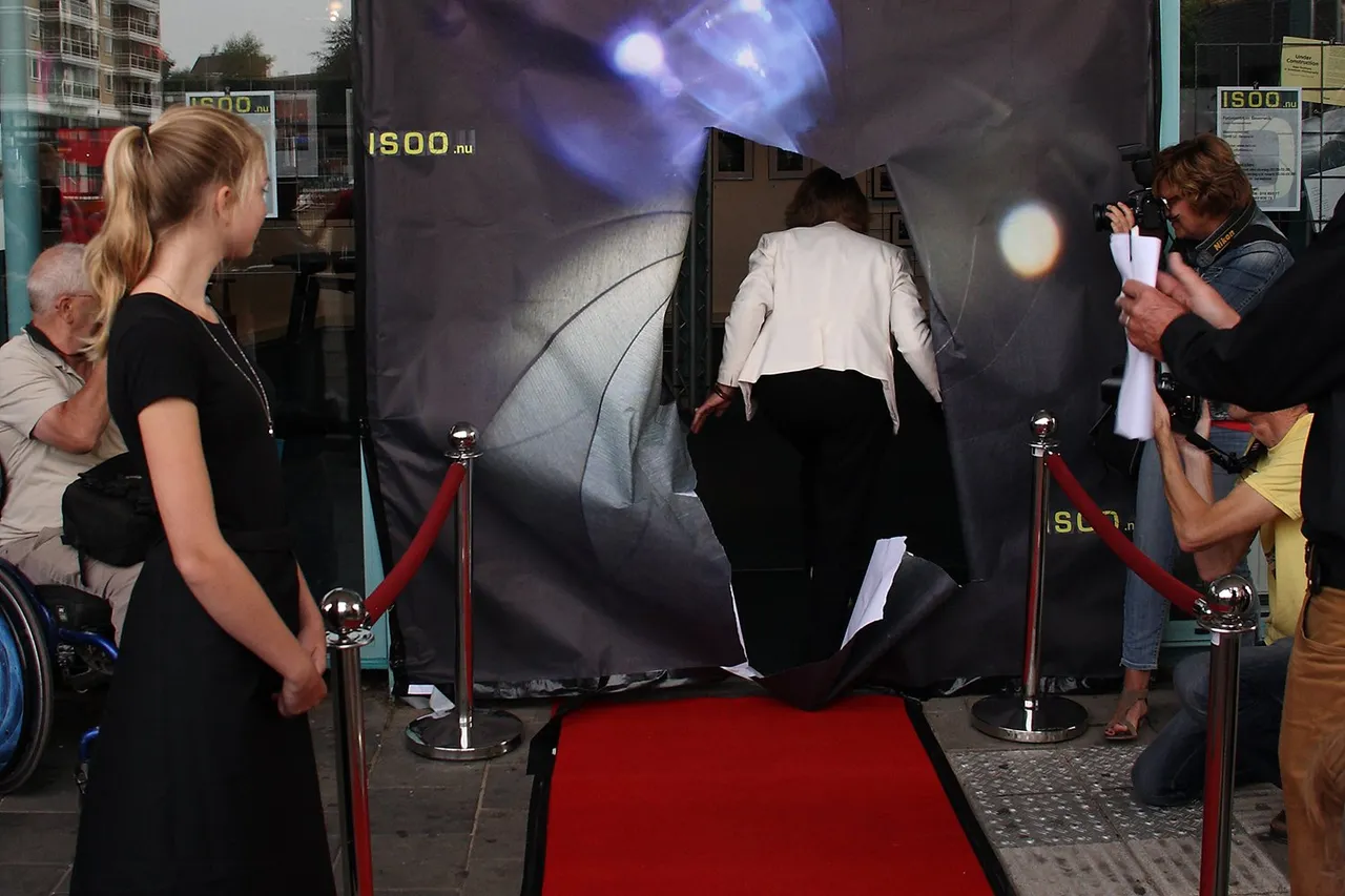 opening isoo door wethouder cecilia weel foto thea olivier 1 kopie