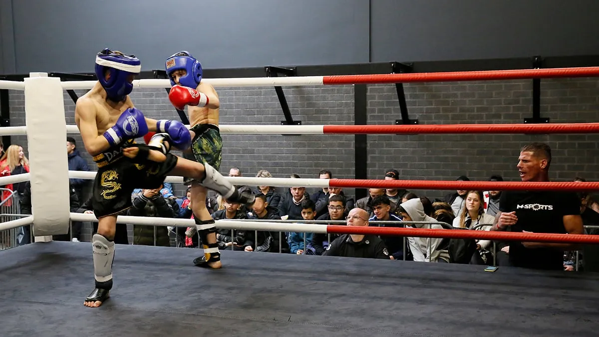 twee jeugdige atleten in de ring foto marc van den engh