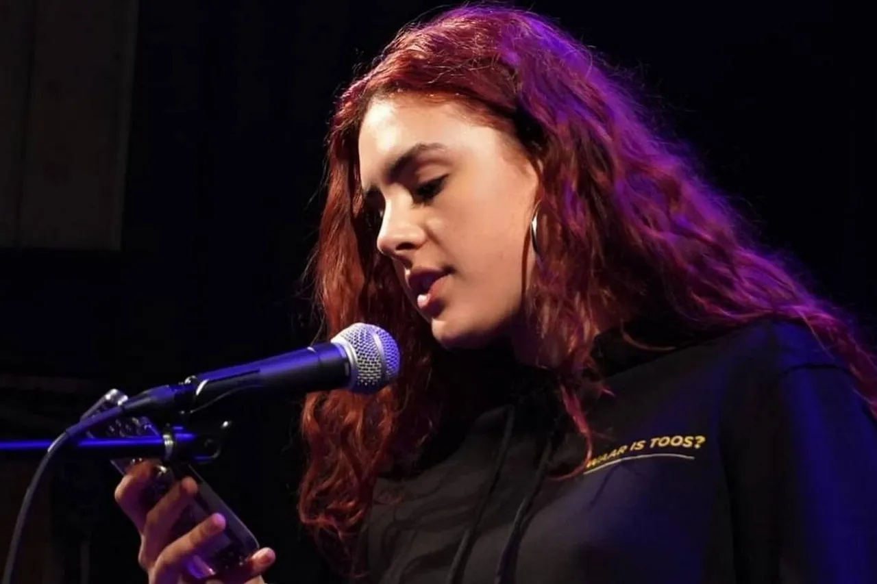 Anela Besic (optredend Spoken Word talent)