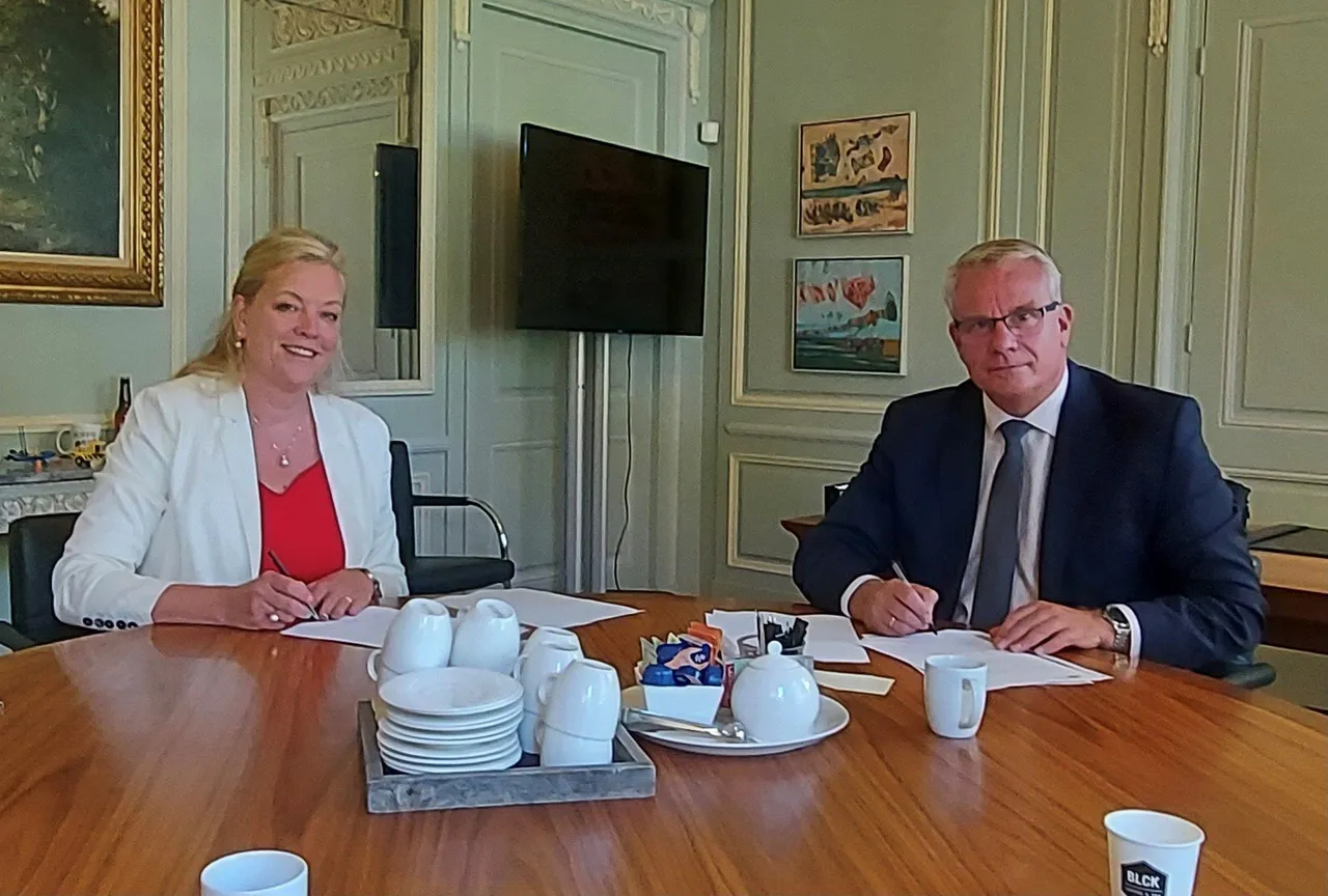 2021 35ondertekening overeenkomst vlnr nicole mulder en jeroen olthof