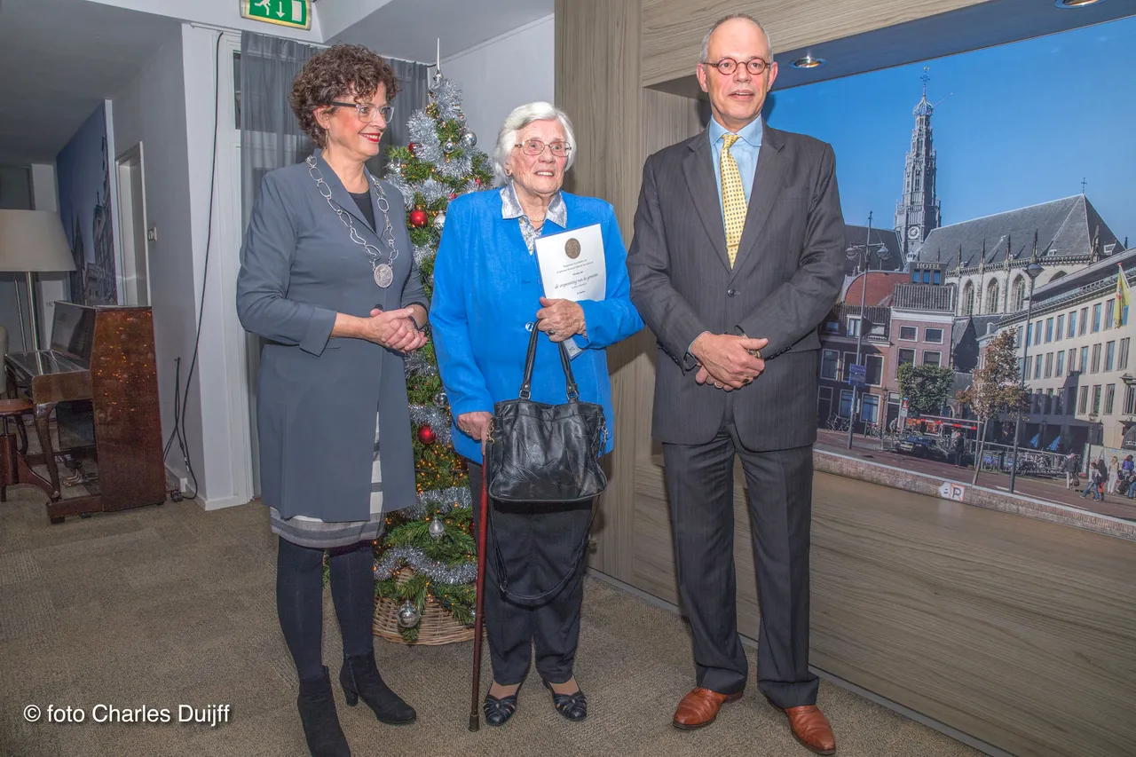 bij kerstboom1