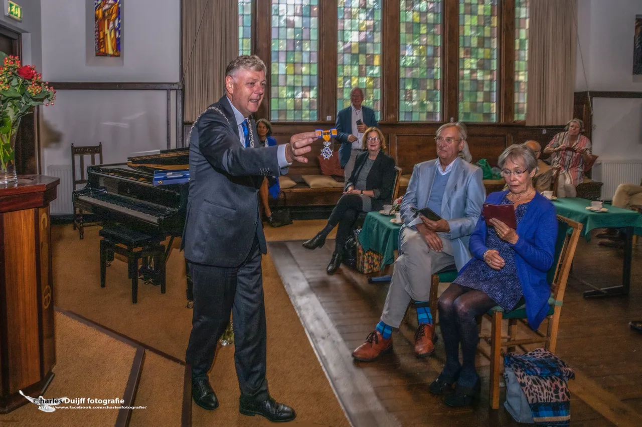 burgemeester met lintje