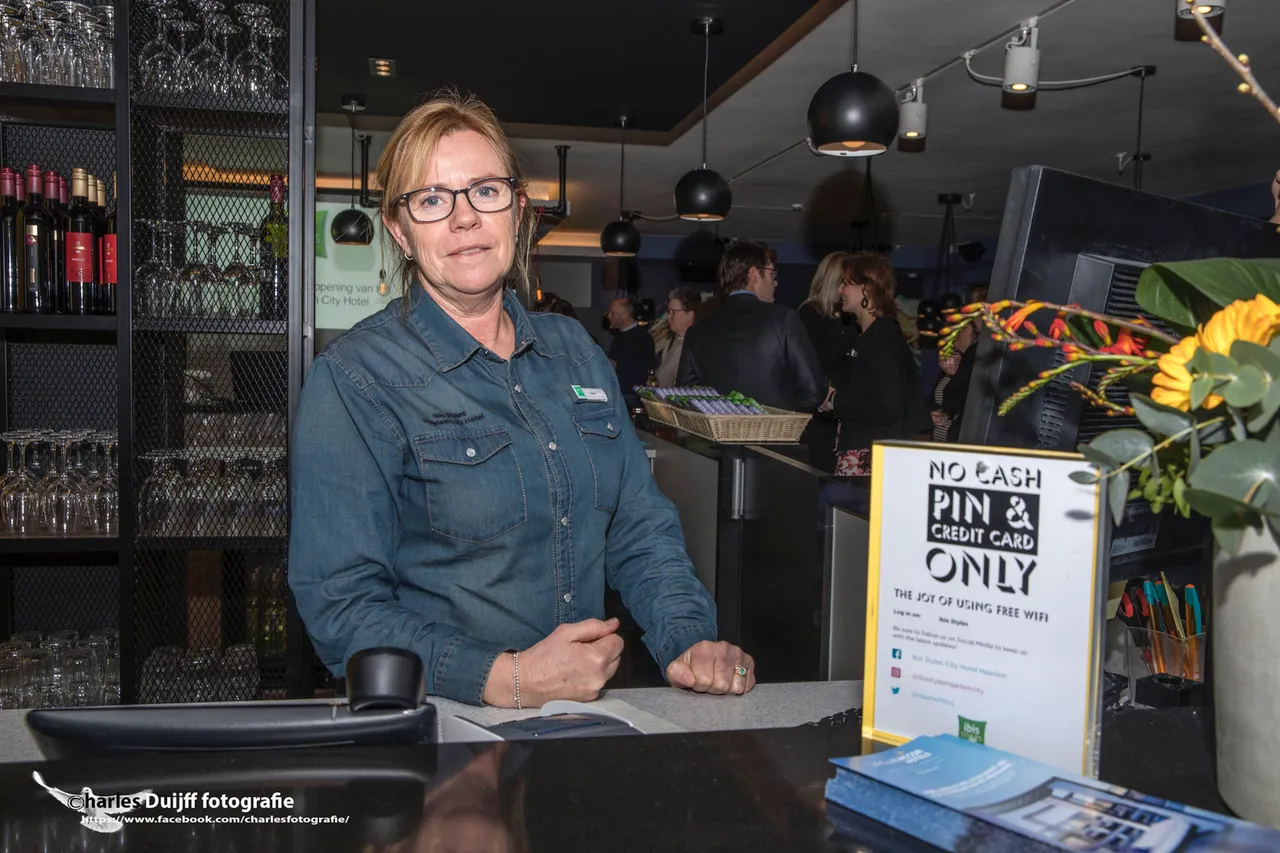 dame achter bar