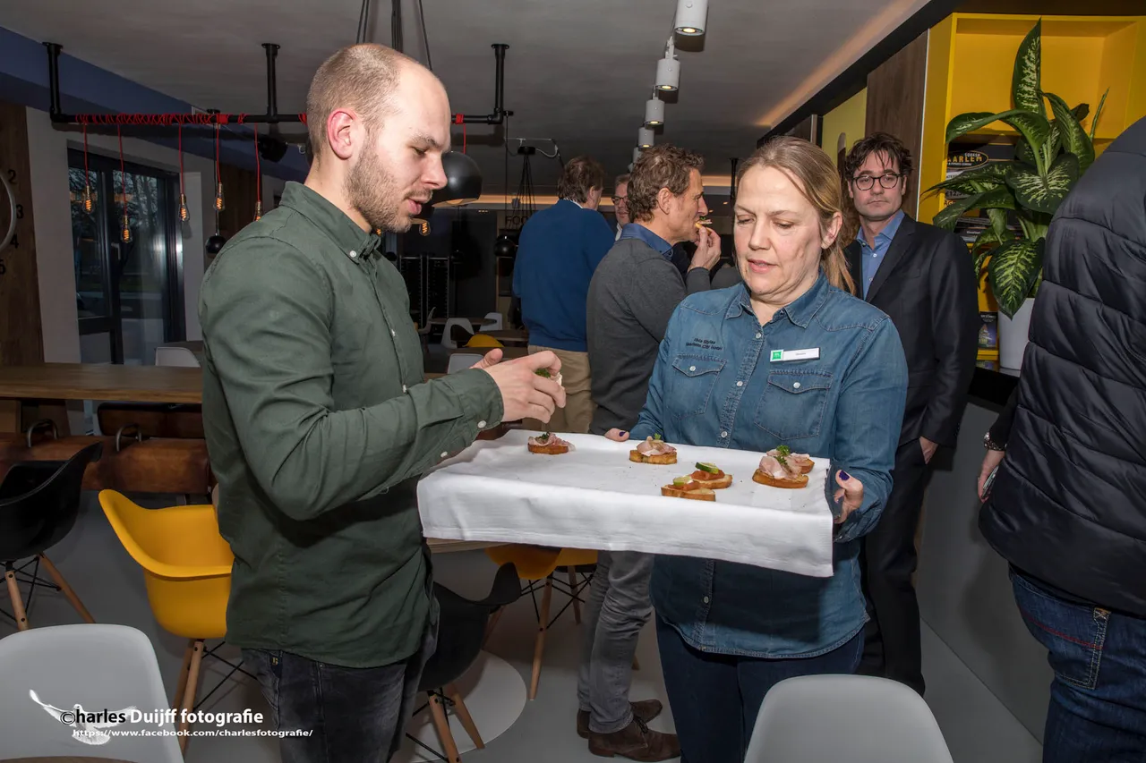 dame met hapjes